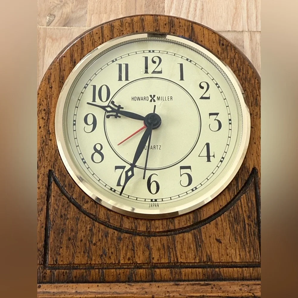 Howard Miller Rare Vintage Oak Wood Mantle Quartz Clock